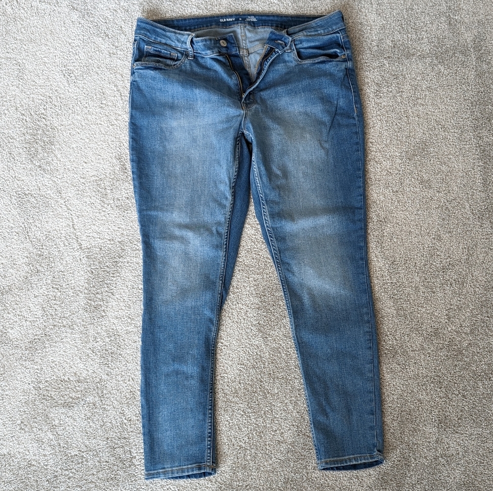 Old Navy Mid-Rise Rockstar Super Skinny Jeans in Mid-to-Light Wash (Size 16)